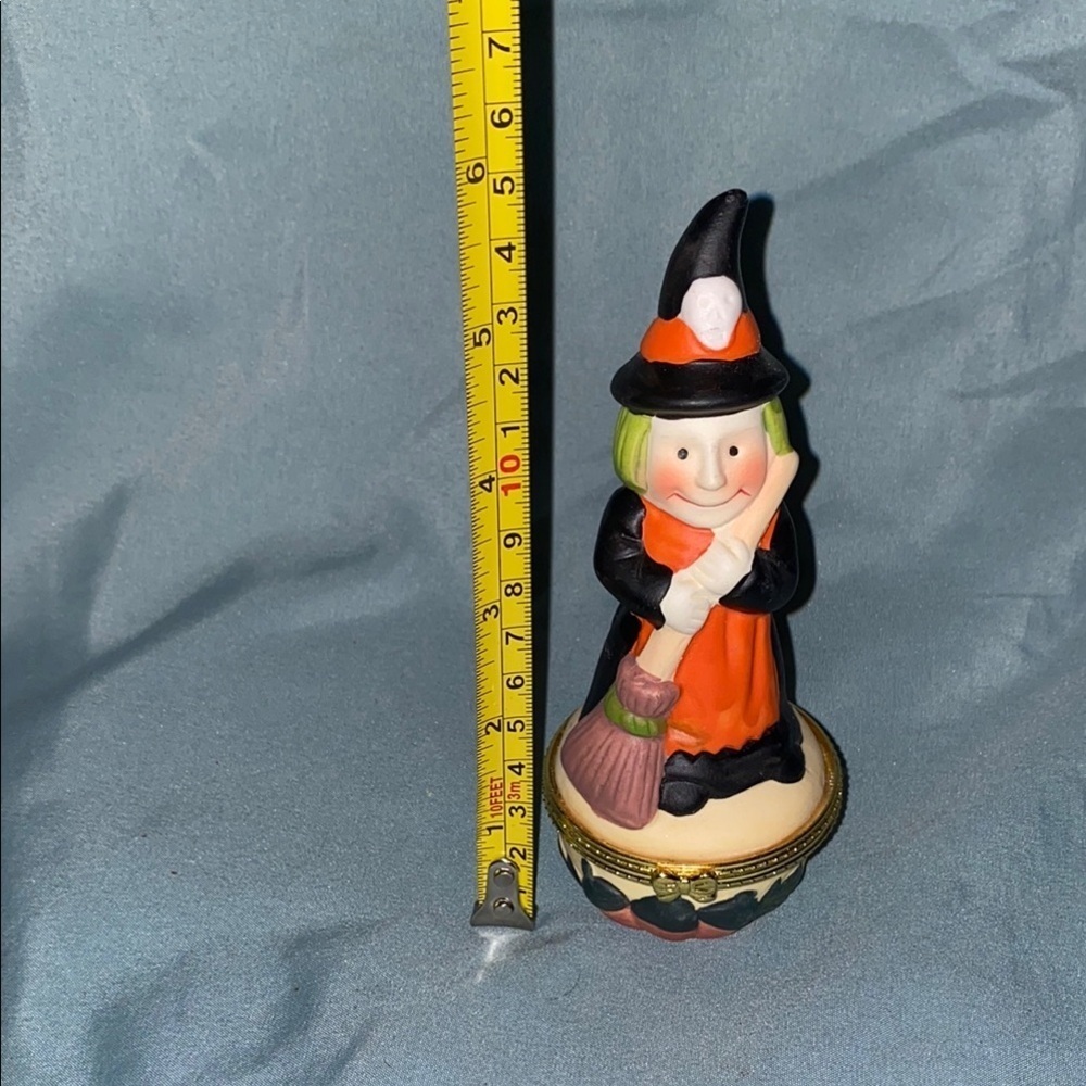 BX48 Witch Trinket Figurine with Broom and Hat - Picture 5 of 5